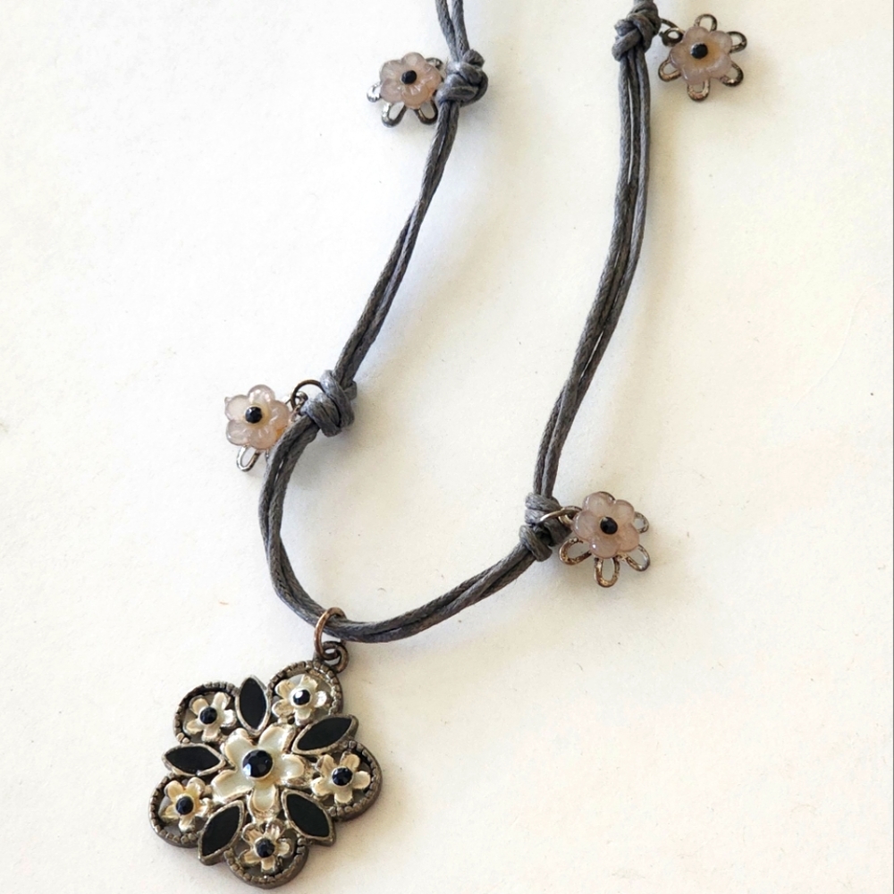 💮 Black & Grey Flower Necklace